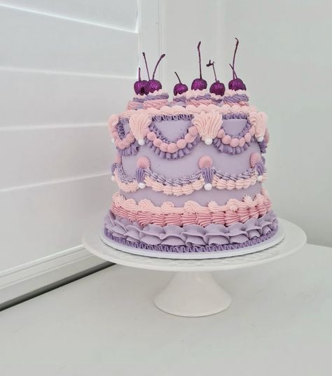 Purple And Pink Vintage Cake, Lavender And Pink Wedding Cake, Purple Lambeth Cake, Lilac Vintage Cake, Vintage Style Cake Birthday, Lavender Vintage Cake, Pastel Vintage Cake, Lambeth Style Cakes, Pink And Lavender Cake