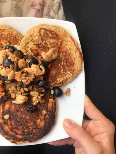 Inspired by Ecem Gundogan, these pancakes with yogurt in the center and toppings are not just aesthetic but a staple! So delicious and fulfilling, light and flavorfull! Pancakes With Yogurt, Just Aesthetic, Oatmeal Pancakes, So Delicious, Granola, Yogurt, Pancakes, Corn, Oatmeal