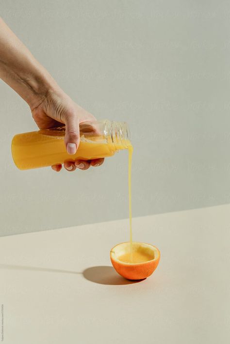 Orange juice Juice Bar Photography, Juice Photography Ideas, Orange Juice Packaging, Juice Photoshoot, Juice Pictures, Juice Marketing, Ugc Photography, Beverage Photography Ideas, Juice Photography