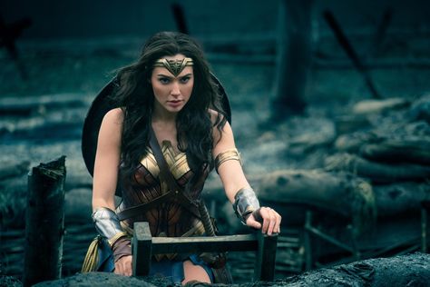 Wonder Woman Pictures - Rotten Tomatoes Gal Gabot, Wonder Woman Movie, Gal Gadot Wonder Woman, Pahlawan Marvel, Wonder Women, Milla Jovovich, Pahlawan Super, Superhero Movies, Dc Superheroes