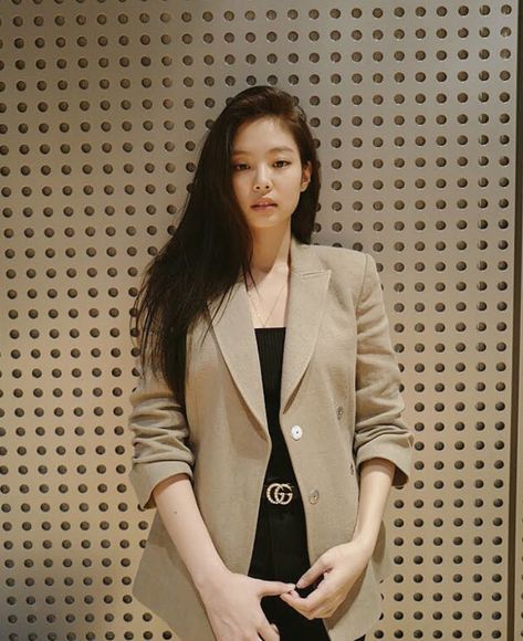 19 Times BLACKPINK's Jennie Radiated CEO Energy - Koreaboo Jennie Kim Blackpink, Jennie Kim, Kim Jisoo, Blackpink Photos, Black Pink Kpop, Blackpink Fashion, Airport Style, Kpop Outfits, Blackpink Jennie