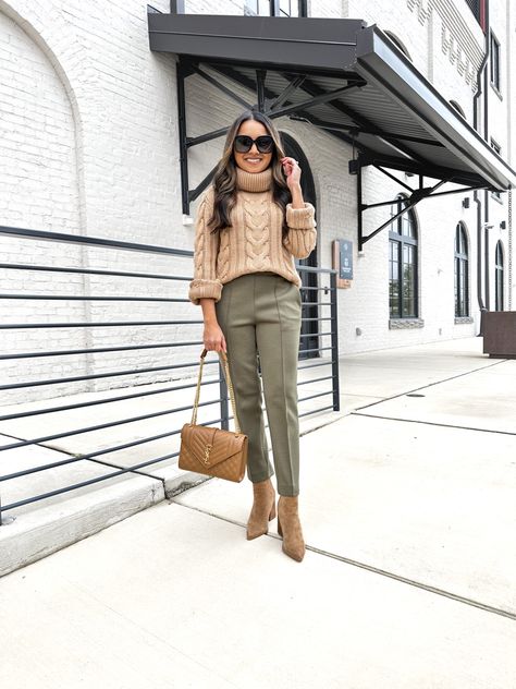 Work Outfits Women Office Winter Boots, Petite Office Outfits, Brown Riding Boots Outfit, Suede Booties Outfit, Brown Booties Outfit, Heels Work Outfit, Winter Office Outfits, Suede Boots Outfit, Brown Boots Outfit