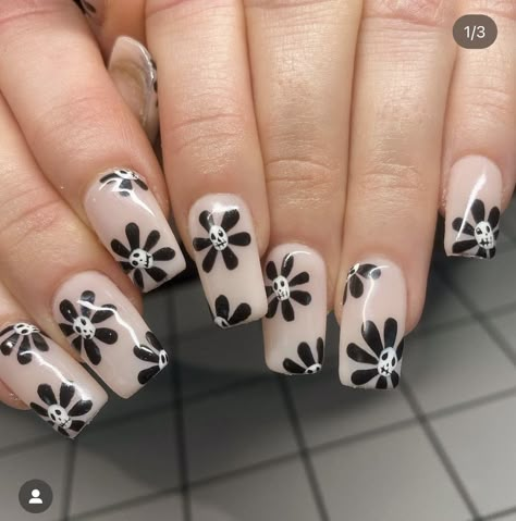 Black Nails With White Flowers, Skull Nails Acrylic, Megan Nails, Gel Ideas, Nails Biab, Skull Nail Art, Skull Nails, Nail Time, Nails Halloween