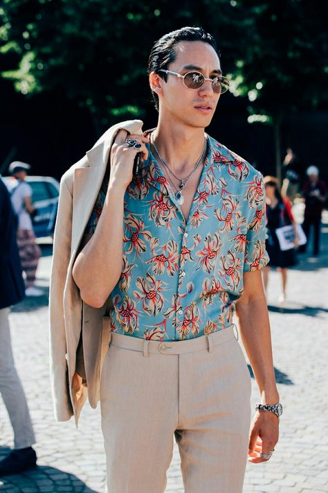 Walking Down The Street, Men Street, Cool Street Fashion, Mens Fashion Summer, Mens Street Style, Dandy, Floral Shirt, Dress Codes, Mens Fashion Casual