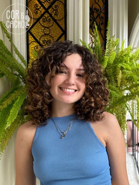 Short Curly Hair With Curtain Bangs And Layers, Curtain Bangs On Short Curly Hair, Short Curly Butterfly Haircut, Short Curly Haircuts Middle Part, Curly Short Hair With Layers, Short Curly Hair Bangs Round Face, Layers Curly Hair Short, Curly Bob No Bangs, Short Hair Curtain Bangs Curly