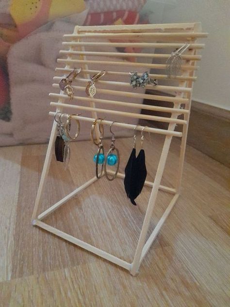 #ManualidadesPalitosMadera #ideascreativas #manualidades Diy Jewelry Stand, Easy Room Decor, Diy Room Decor For Teens, Easy Diy Room Decor, Diy Jewelry Display, Diy Jewelry Holder, Cute Diy Room Decor, Craft Room Decor, Craft Show Displays