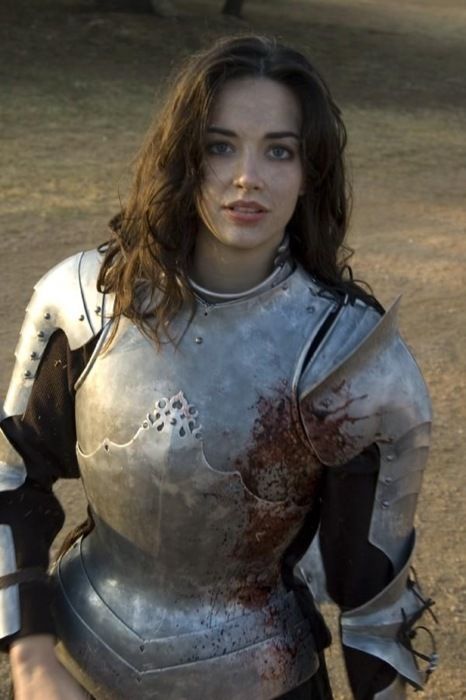 Love this armor on her! Women In Armor, Modern Medieval, Oc Inspiration, Female Armor, Heroic Fantasy, Fashion Fantasy, Story People, Armadura Medieval, Fourth Wing