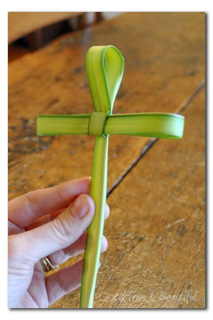 How to Make a Cross from palm branch - Palm Sunday activities for kids {Weekend Links} from HowToHomeschoolMyChild.com Palm Sunday Activities, Easter Religious Crafts, Palm Sunday Decorations, Palm Cross, Kids Worship, Easter Play, Palm Sunday Crafts, Sunday Activities, Godly Play