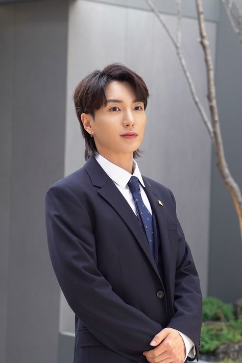 Leeteuk Super Junior, Pump It Up, Last Man Standing, Korean Group, New Photos, Korean Hairstyle, The Album, Super Junior, Celebrities Male