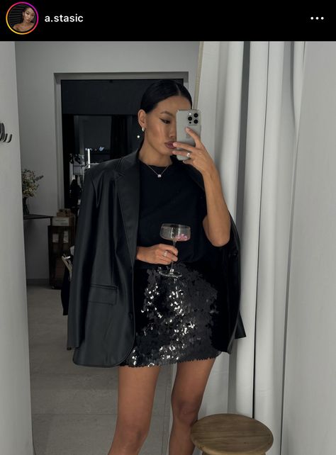 New Years Blazer Outfit, Winter Outfit Birthday Party, Nye Nyc Outfit, Sequin Skirt And Blazer Outfit, Party Season Outfit, Black Hen Party Outfit, Ootd Nouvel An, Black Hen Do Outfit, Sylwester Outfit New Years