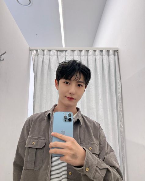 📸 mirror selfie / Instagram updated #nct #nctdream Renjun Mirror Selca, Nct Dream Members, Catch Feelings, Dream Baby, Huang Renjun, Ji Sung, Instagram Update, Boyfriend Material, Nct 127