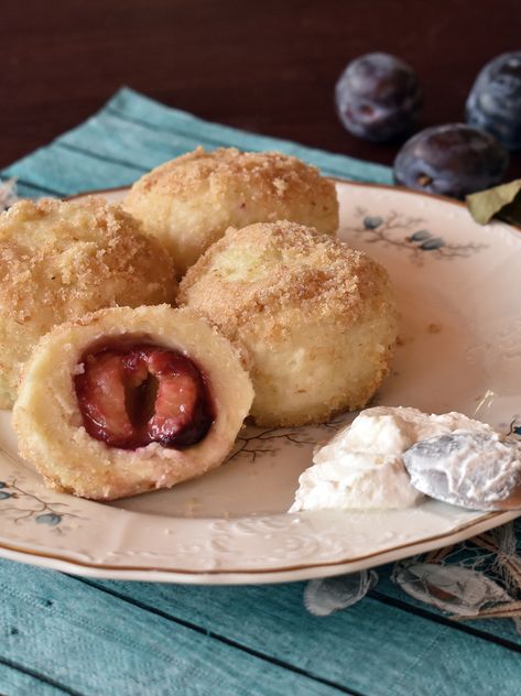 Sweet Potato Dumplings With Plums are part of traditional Hungarian cuisine. Dumplings are made from potato dough in which are placed plums. Plum Puffs, Sweet Potato Dumplings, Hungarian Cuisine, Sweet Dumplings, Plum Recipes, Potato Dumplings, Dumpling Recipe, I Want To Eat, Delicious Vegan Recipes