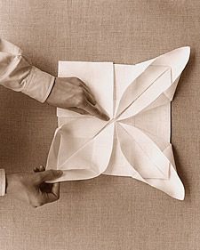 Lotus Napkin Fold - Martha Stewart Decorations Napkin Folding Rose, Martha Stewart Entertaining, How To Fold Napkins, Fold Napkins, Fortune Teller Paper, Paper Napkin Folding, Napkin Folds, Folding Ideas, New Years Dinner