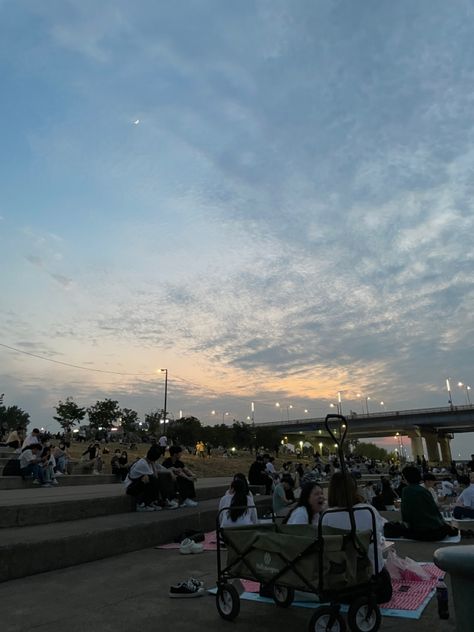 Han River Picnic Aesthetic, Han River Picnic, Han River Aesthetic, River Picnic, Hangang River, Seoul Summer, Night Picnic, Sky Lights, Friends Sunset