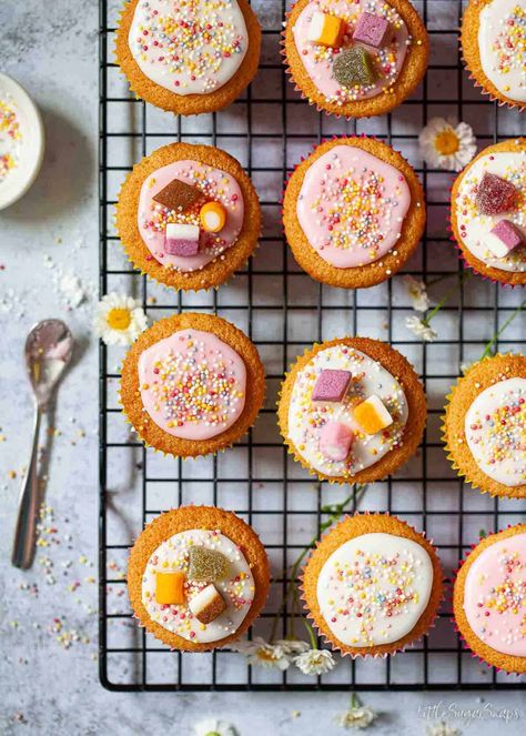 Fairy cakes have been delighting children at birthday parties for generations. They are quick & simple, cheap to make, not too large and simple decorated with water icing. In fact, iced fairy cakes are an ideal bake for children to get involved with. Shrewsbury Biscuits, Chocolate Fairy Cakes, Water Icing, Simple Sponge Cake, Vanilla Sponge Cake Recipe, Easy Sponge Cake Recipe, Cake Stall, Strawberry Rhubarb Jam, Sponge Cake Recipe