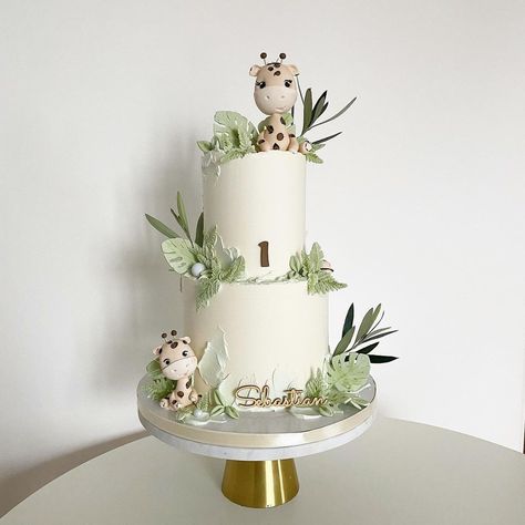 Giraffe Cake Ideas, Giraffe Cake Birthday, Giraffe Baby Shower Cake, Giraffe Birthday Cakes, Giraffe Cake, Jungle Theme Cakes, Baby Boy Sprinkle, Sage Green Baby Shower, Giraffe Cakes