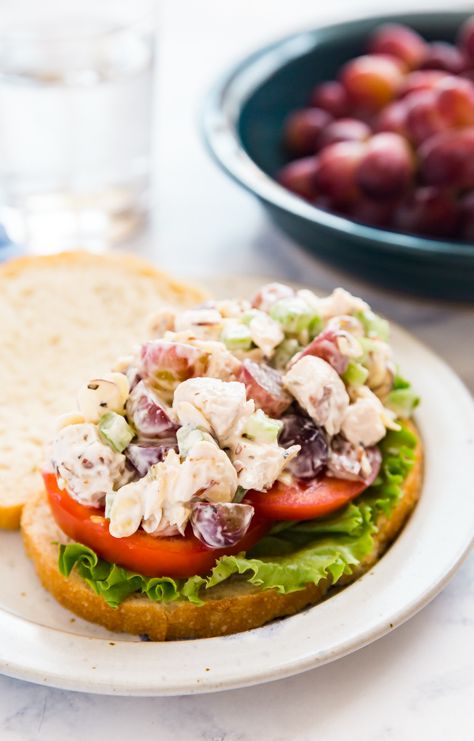 Copycat Panera Bread Napa Almond Chicken Salad Sandwich is one of my favorite light lunches. Made with grapes, almonds and celery, it's seriously quick and easy to make and a great way to repurpose leftover chicken! Copycat Panera Bread, Almond Chicken Salad, Panera Salad, Bread Chicken, Light Lunches, Chicken Salad Sandwich Recipe, Salad Keto, Copycat Panera, Almond Bread