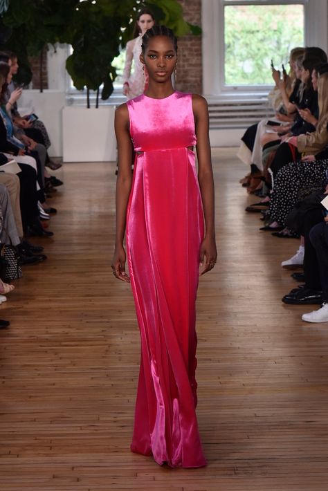 Valentino Resort 2017 [PHOTOS] – WWD Valentino Resort, Mode Rose, Fashion Fantasy, Pink Gown, Fashion Gowns, African Queen, Pink Gowns, African Hairstyles, Gorgeous Gowns