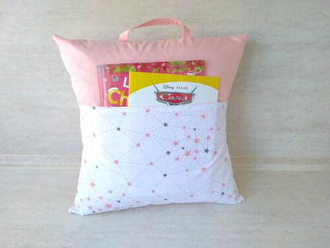 Reading Pillow Pattern, Pillow Video, Pillow With Pocket, Cool Pillow, Pillow Cases Tutorials, Make A Book, Diy Pillow, Diy Pillow Covers, Pillow Ideas