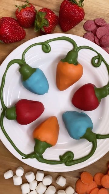 Chica And Jo on Instagram: "This Christmas, be the talk of the party when you make these chocolate-covered strawberries that look like retro Christmas lights! We used miniature marshmallows to make that distinctive looking cap. #chocolatecoveredstrawberries #christmas #strawberries #chocolatestrawberries #diychristmas #christmaslights #christmasparty #kitschmas #retrochristmas #partyfood #christmasfood #christmasspirit #sweetnessworthsharing" Christmas Strawberries, Retro Christmas Lights, Strawberry Christmas, Fancy Appetizer Recipes, Gingerbread Party, Chocolate Covered Treats, Holiday Recipes Christmas, Holiday Snacks, Christmas Brunch