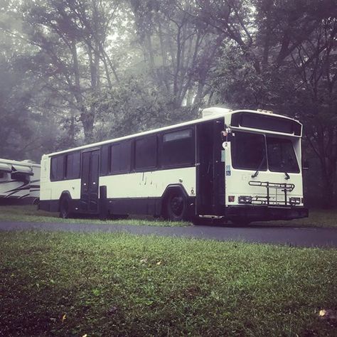 This Converted Transit Bus Is Now an Amazing Tiny House - As someone who lives in a vintage RV, I love seeing other old vehicles serving as beautiful tiny houses. This tiny house in Atlanta, GA is a 1995 Gilling High Floor Phantom Transit bus. It used to carry passengers around Salt Lake City. Old Vehicles, Motorhome Conversions, Converted Bus, Tiny Houses For Rent, Tiny House Builders, Buses For Sale, City Bus, Real Estate Site, Vintage Rv