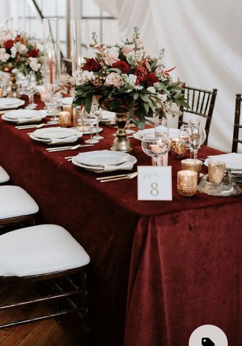 Maroon Table Setting, Burgundy Thanksgiving Table, Burgundy Tablecloth Wedding, Cranberry Wedding Colors, Red Table Settings, Cranberry Wedding, Green Table Settings, Diner Table, Clear Plates