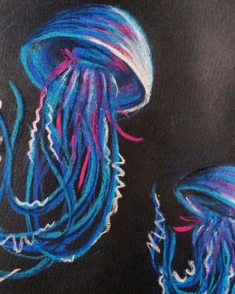 Chalk Crayons Art, Oil Pastel Art Colorful, Cool Oil Pastel Drawings, Paintings With Soft Pastels, Chalk Art Jellyfish, Chalk Soft Pastel Art, Chalk Pastel Pencil Art, Color Crayon Art, Cool Pastel Art