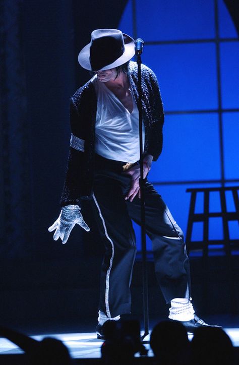 When you seen him take this pose. You know you were in for a show!! Go Mike Go! Michael Jackson Magazine, Michael Jackson Billie Jean, Poker Card, Moon Walk, Joseph Jackson, Billie Jean, Michael Jackson Pics, King Of Pop, Jackson 5