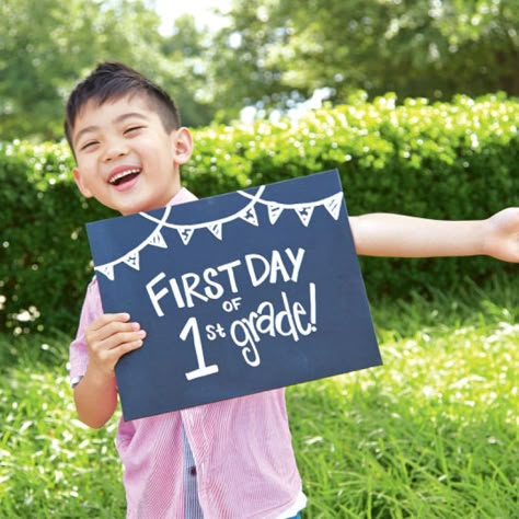 1st Day Of School Pictures, First Day Of 1st Grade, First Day Of School Pictures, Back To School Pictures, First Day Of School Sign, School Chalkboard, School Portraits, Classroom Teacher, Indoor Activities For Kids