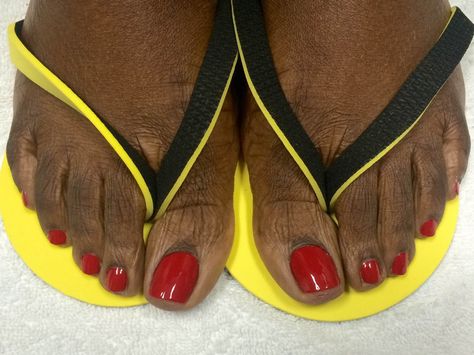 Red pedicure Nail Colors For Black Skin, Pretty Toe Nail Colors, Feet Nail Polish, Dark Skin Manicure, Nail Polish For Dark Skin, Nail Colors For Dark Skin, Black Pedicure, Toe Nail Colors, Manicure Pictures