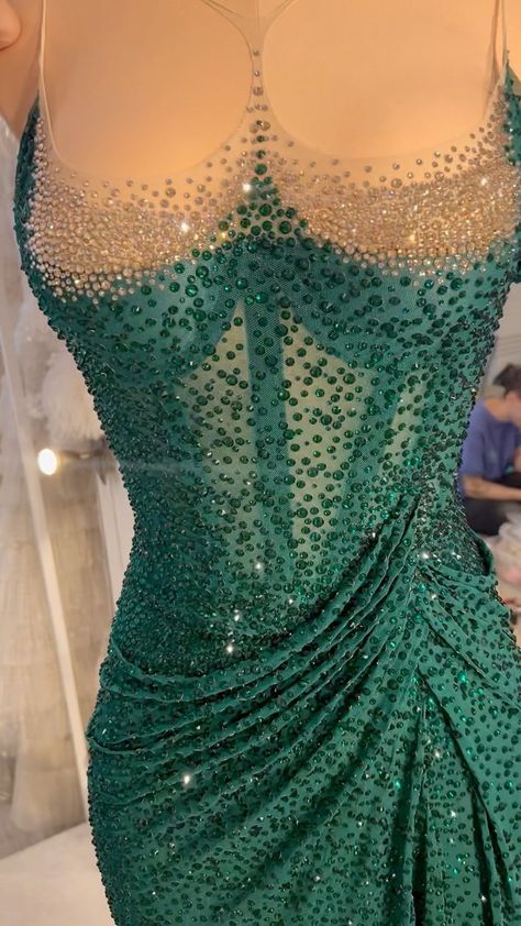 Love emerald 🙌🏻🌷🌹 MalyarovaOlga dresses #dress #greendress #emerald #emeralddress #hautecouture #couturedress | Malyarova Olga (@malyarovaolga) en Instagram Malyarova Olga, Emerald Dresses, Couture Dresses, Green Dress, Emerald, Green, Dresses, Clothes, Instagram