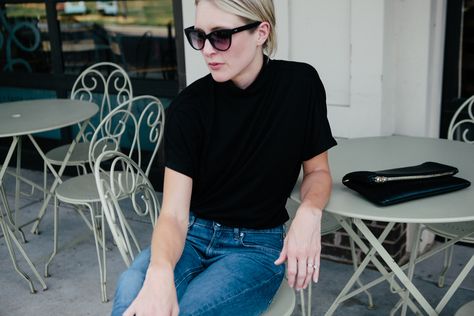 Cam provides a formula for the effortlessly chic (and casual) look inspired by French women and their simple, classy outfits. Tshirt Jeans Outfit, Black T Shirt Outfit, Simple Classy Outfits, Jeans And T Shirt Outfit, French Dressing, Black Wardrobe, French Outfit, French Girl Style, French Beauty