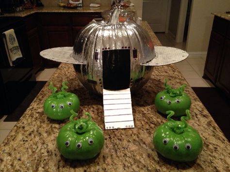 Spaceship and aliens pumpkin decorating. No carve. Spaceship Pumpkin Decorating, Spaceship Pumpkin, Pumpkin Decorating No Carve, Ufo Pumpkin, Alien Pumpkin, Book Character Pumpkins, Halloween Pumpkin Crafts, Creative Pumpkin Decorating, Contest Ideas