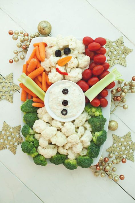 Snowman Veggie Tray! An adorable Christmas Vegetable Tray that’s almost too cute to eat! #veggietray #christmas Veggie Tray Christmas, Christmas Vegetable Tray, Christmas Vegetable, Christmas Veggie, Vegetable Trays, Christmas Veggie Tray, Christmas Vegetables, Christmas Platter, Vegetable Tray