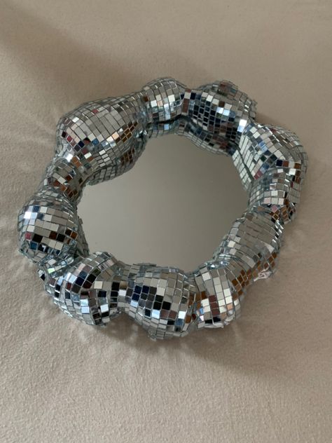 Cute diy mirror in disco style Disco Mirror Frame, Disco Ball Mirror Frame, Discoball Mirror Diy, Disco Table, Diy Disco Ball, Spiegel Diy, Disco Ball Mirror, Disco Mirror, Ball Aesthetic