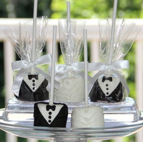 how to make bride and groom marshmallow pops - Google Search Chocolate Dipped Marshmallows, Marshmallow Dip, Wedding Cake Pops, Romantic Wedding Receptions, Catering Desserts, Marshmallow Pops, Cake Trends, Color Chocolate