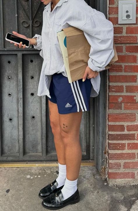 Sneaker And Shorts Outfit, Woman Basketball Outfits, Track Shorts Outfit Street Styles, Track Shorts Outfit, Summer Outfits Streetwear, Adidas Shorts Outfit, Basketball Shorts Outfit, Europe Fall Outfits, Adidas Shorts Women