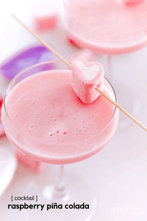 Pink Rum Cocktails, Cocktail Night Ideas, Pink Cocktails Recipes, Valentines Cocktails Drink Recipes, Cocktails Vodka, Pina Colada Cocktail, Valentine Drinks, Cocktail Pink, Valentine Cocktails