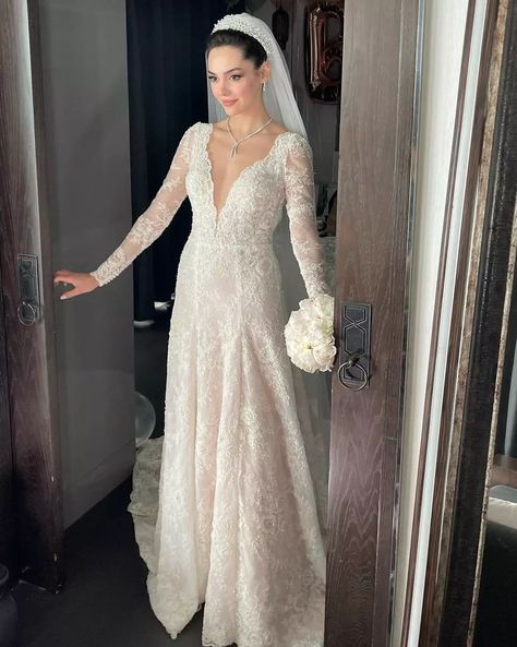 Women Suits Wedding, Wedding Veils Lace, Dream Wedding Ideas Dresses, Classic Wedding Dress, Wedding Dress Couture, Fashion Attire, Dress Inspiration, Stylish Clothes For Women, Modest Wedding Dresses