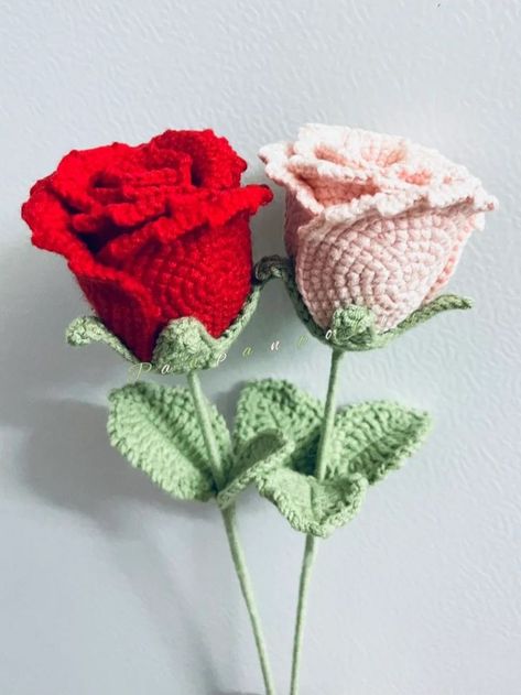 Crochet Images, Plant Crochet, Rose Crochet, Crochet Pink, Red And Pink Roses, Crochet Bouquet, Crochet Bag Pattern Free, Valentines Roses, Valentines Crochet