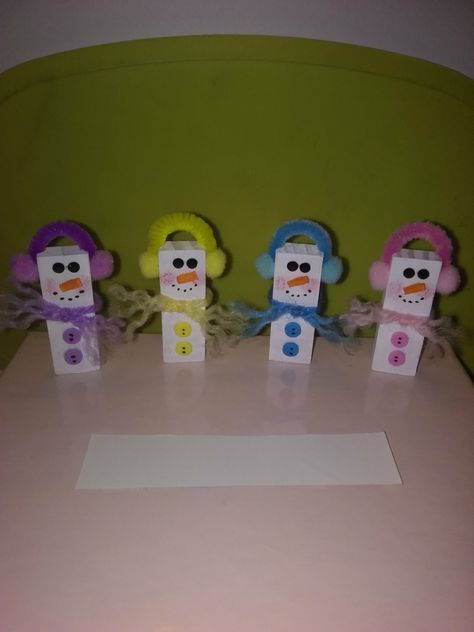 Jenga Block Snowman, Block Snowman, Xmas Crafts Kids, Ornaments Diy Kids, Christmas Fair Ideas, Christmas Party Crafts, Dollar Store Christmas Crafts, Jenga Blocks, Crochet Monkey