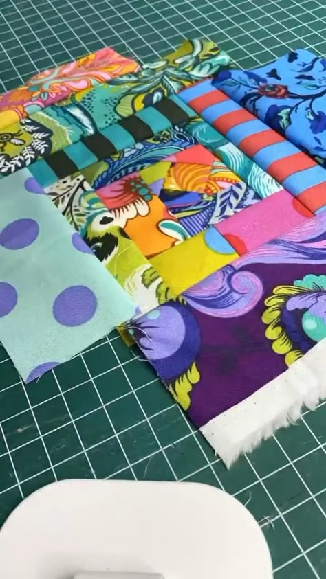 Cloth Patchwork Ideas, Scrap Fabric Blanket, Fabric Squares Ideas, Sew Scraps Projects, Sewing From Scraps, Scrap Fabric Crafts Sewing Patterns, Scrap Patchwork Ideas, How To Use Fabric Scraps, Quilting Scraps Ideas