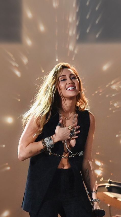 Hannah Montana Outfits, Singer Outfits, Miley Cyrus Outfit, Smiley Miley, Aesthetic Wattpad, Miley Cyrus Fan, Miley Cyrus Photoshoot, Miley Cyrus Style, Women Of Rock