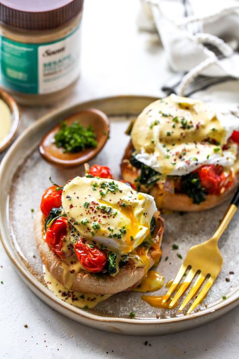 French Toast Plating Presentation, Healthy Cafe Breakfast, Veggie Eggs Benedict, Gourmet Healthy Food, Mediterranean Brunch Recipes, Fine Dining Breakfast Ideas, Breakfast Restaurant Ideas, Egg Benedict Recipe, Mediterranean Eggs