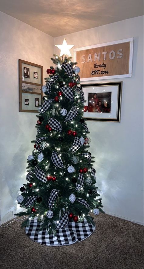 Easy DIY Christmas Decorations For Small Spaces - RecipeMagik Simple Buffalo Plaid Christmas Tree, Black And White Gingham Christmas Tree, Black And White Buffalo Plaid Christmas Tree, Black And White Plaid Christmas Tree, Farmhouse Christmas Tree Ideas 2022, Christmas Tree 2022 Trends, Christmas Tree Ideas 2022 Trends, White Plaid Christmas Tree, Black Plaid Christmas Tree