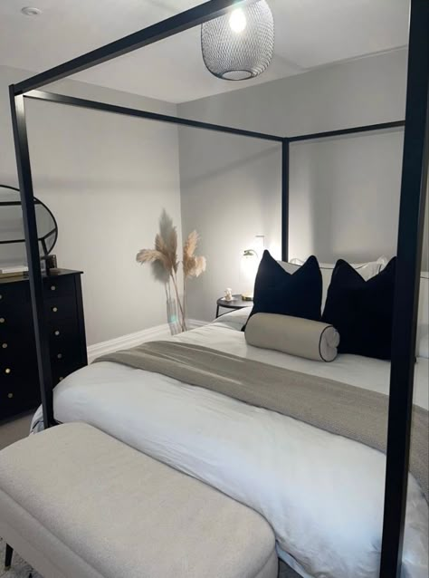 Black White Room Bedroom, Bedroom Black Canopy Bed, Room With Black Canopy Bed, Black Bedroom Esthetics, Clear Room Decor, Canapes Bed Ideas, Black And Creme Bedroom, Black And White Clean Bedroom, Neutral Bedroom Black Furniture