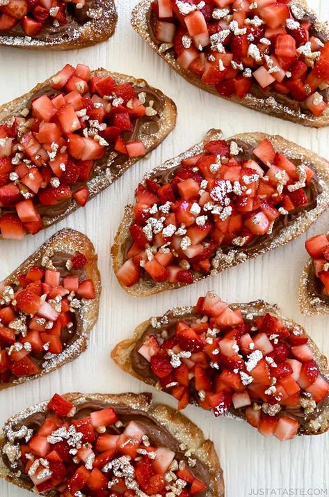 Strawberry And Nutella Desserts, Nutella Strawberry Toast, Desserts With Wine, Strawberry Lava Toast, High End Desserts, Whipped Nutella, Savory Toast, Strawberry Bruschetta, Bruschetta Recept