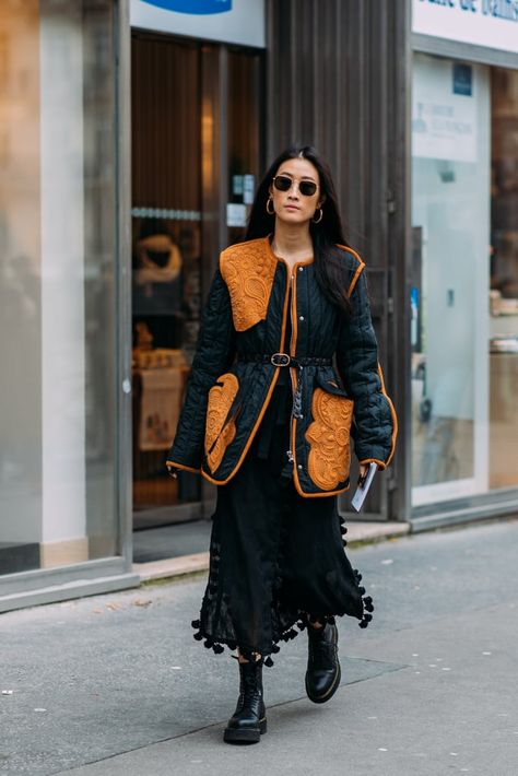 Day 8 | Street Style at Paris Fashion Week Fall 2018 | POPSUGAR Fashion Photo 1 Fall Fashion Coats, Paris Fashion Week Street Style, Popsugar Fashion, Mode Chic, Street Style Trends, Street Style Paris, Paris Street Style, Paris Street, Cool Street Fashion