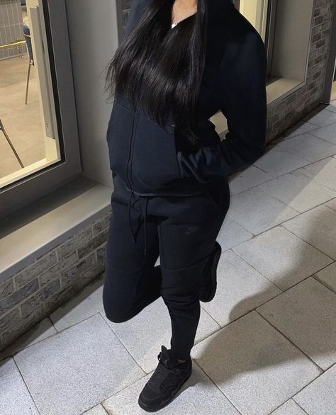 #teenfiction Black Cat Outfit, Tech Outfit, Mode Zara, Tomboy Style Outfits, Chill Outfits, Looks Black, Streetwear Fashion Women, Nike Tech, Cute Swag Outfits