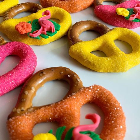 823 Treats | Dee Drakes on Instagram: “The category is: Summer and these pretzels get 10s across the board! 🌺🦩🍍🍉👙🌴☀️ These bright and fun chocolate covered pretzels just make me…” Luau Chocolate Covered Pretzels, Luau Chocolate Covered Strawberries, Luau Treats Ideas, Luau Treats, Decorated Pretzels, Creative Treats, Chocolate Covered Desserts, Christmas Strawberry, Dipped Pretzel Rods